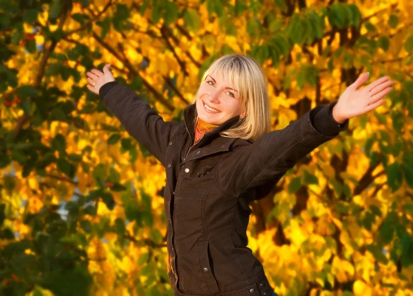 秋の背景での幸せな若い女の子 — ストック写真