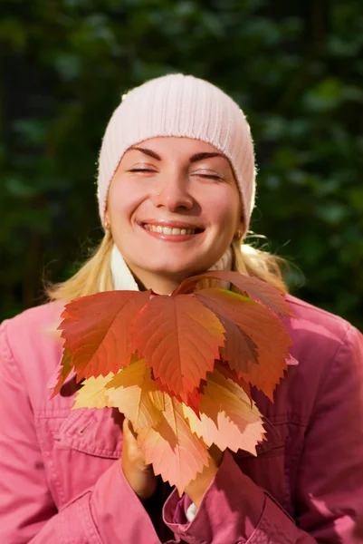 Молодая девушка с осенними листьями — стоковое фото