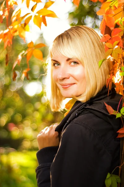 Krásná Usměvavá Blondýnka Slunečný Podzimní Den — Stock fotografie