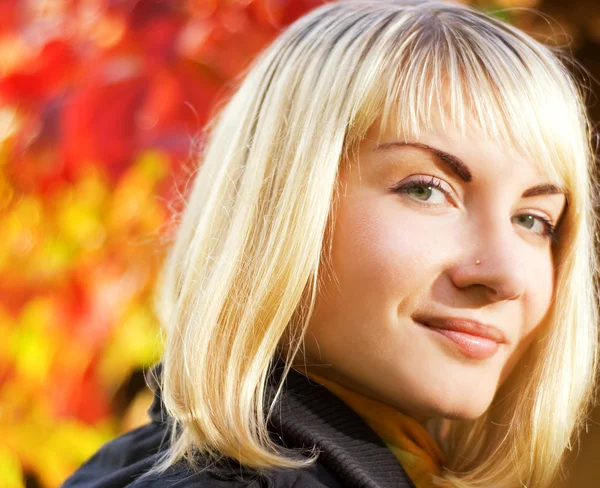 Close-up πορτρέτο όμορφη κοπέλα πάνω από την αφηρημένη φθινόπωρο ΩΡΑ — Φωτογραφία Αρχείου