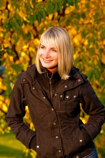 Cute smiling girl on autumn background — Stock Photo, Image