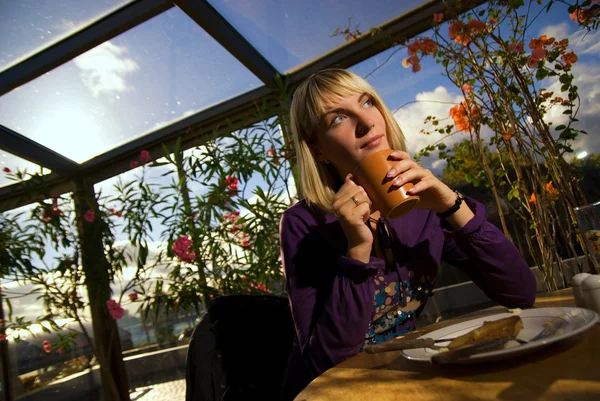 Όμορφο κορίτσι στοχαστικό που κάθεται σε ένα εστιατόριο — Φωτογραφία Αρχείου