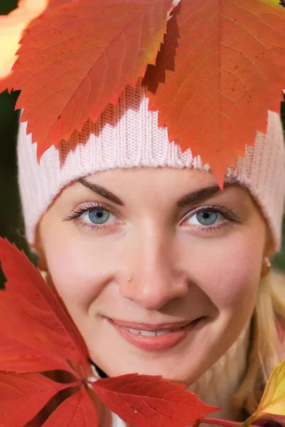 Detailní Portrét Dívky Podzimní Listí — Stock fotografie