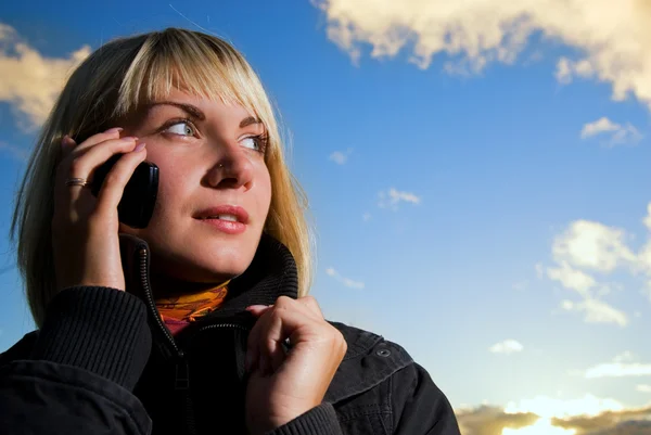 Menina Loira Tocando Telefone Celular Sobre Céu Nublado Azul — Fotografia de Stock