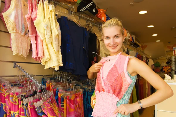 Όμορφη κοπέλα αγοράζοντας ρούχα σε ένα κατάστημα — Φωτογραφία Αρχείου