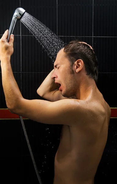 年轻英俊的男人在洗个澡 — 图库照片