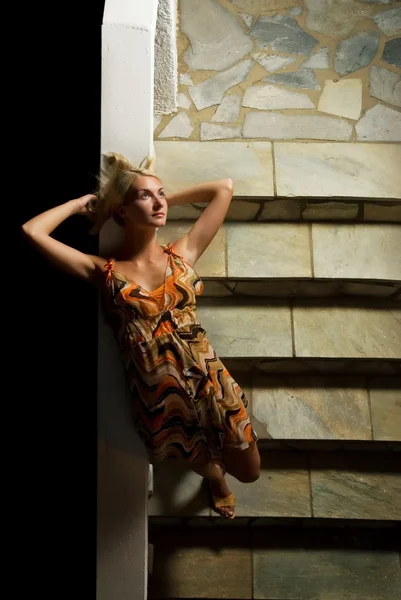 Sexy blond meisje op een trap — Stockfoto