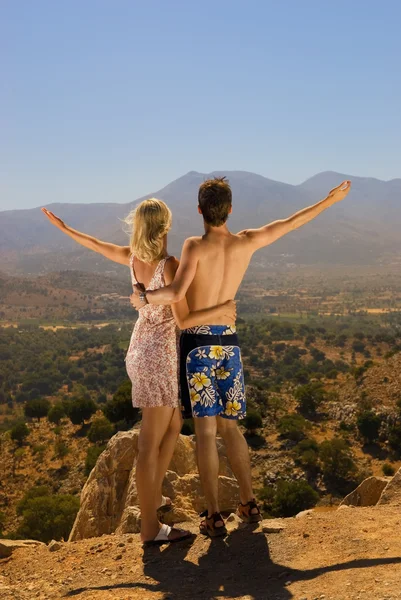 Atrakcyjna Para Relaksujący Wysokich Górach — Zdjęcie stockowe