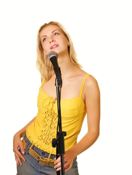 Jonge zingen meisje geïsoleerd op witte achtergrond — Stockfoto