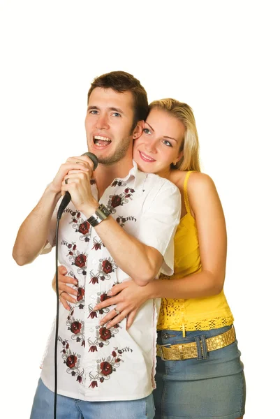 Attraktiva unga par sjunga karaoke isolerad på vit bakgrunds — Stockfoto