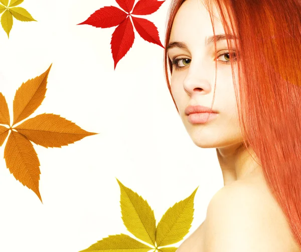 红头发和多彩的秋天树叶在她身边的漂亮女孩 — 图库照片