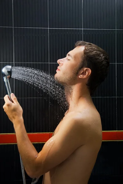 年轻英俊的男人在洗个澡 — 图库照片