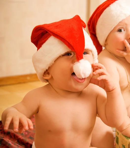 クリスマスの帽子の愛らしい幼児 ストックフォト