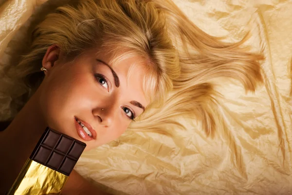 Schöne Mädchen mit einem Schokoladengelüst Nahaufnahme Porträt lizenzfreie Stockfotos