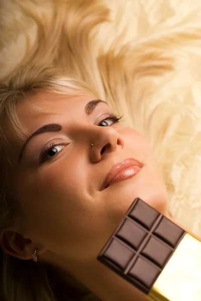 Schöne Mädchen Mit Einem Schokoladengelüst Nahaufnahme Porträt lizenzfreie Stockbilder
