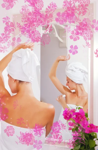 Vackra gilr tillämpa deodorant efter dusch — Stockfoto