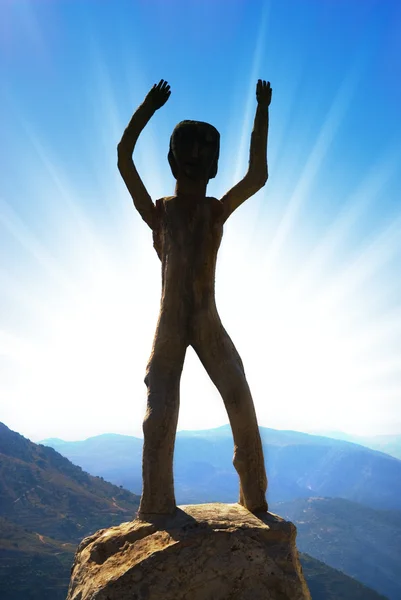 Homo sapiens skulptur i höga berg — Stockfoto