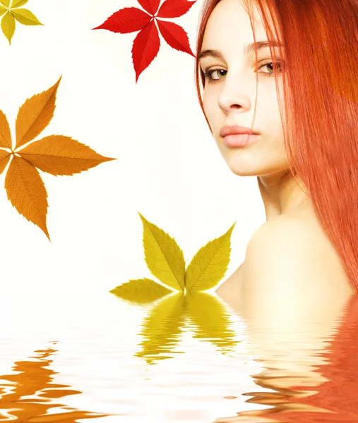 美丽的红发女孩呈现水中 — 图库照片