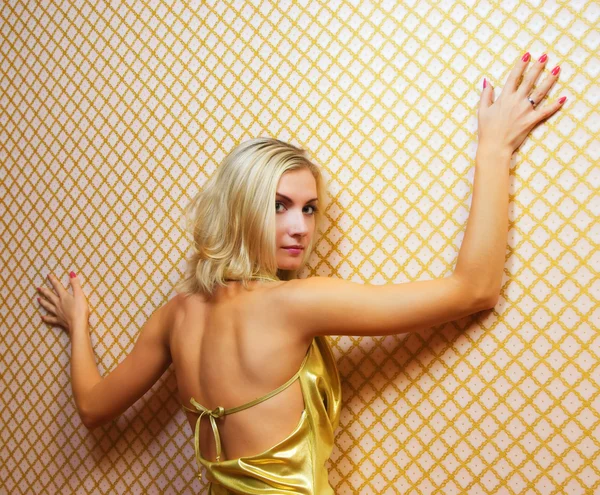 Duvarın Yanında Güzel Bir Sarışın Kız Portresi — Stok fotoğraf