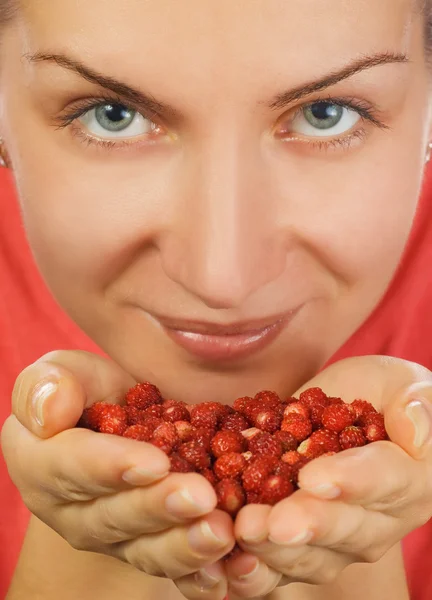 Крупный план портрета девушки с горсткой ягод — стоковое фото