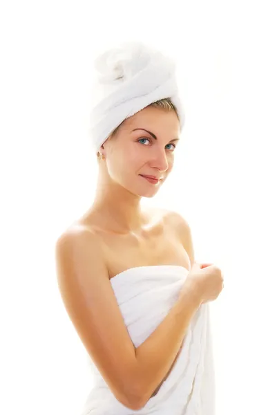 美丽的女孩淋浴后穿在她的头和身体上的白毛巾 — Φωτογραφία Αρχείου