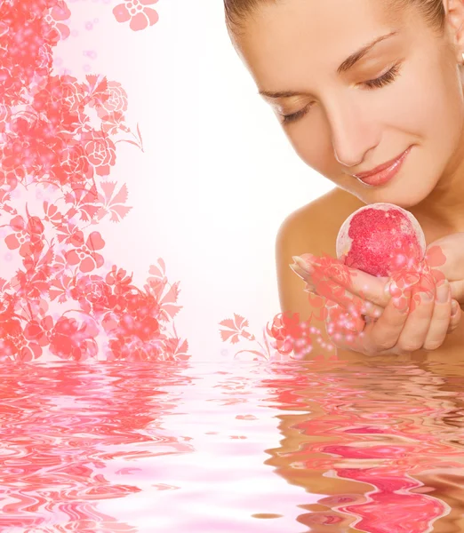 レンダリングされた水でアロマ風呂球を持つ美しい女の子 — ストック写真