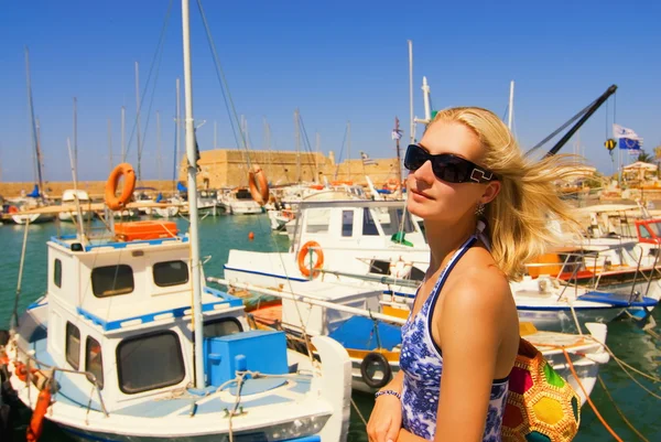 Όμορφη Ξανθιά Κοπέλα Γυαλιά Ηλίου Κοντά Yacht Club — Φωτογραφία Αρχείου