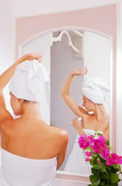 Güzel gilr duştan sonra anti-perspirant uygulanıyor — Stok fotoğraf