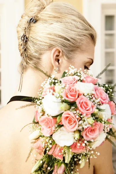Sepia Getöntes Porträt Eines Schönen Blonden Mädchens Mit Blumen — Stockfoto