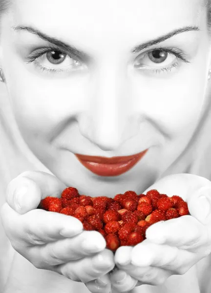 Monochrome vlose-up portrait of a girl with a handful of berries — Stock Photo, Image