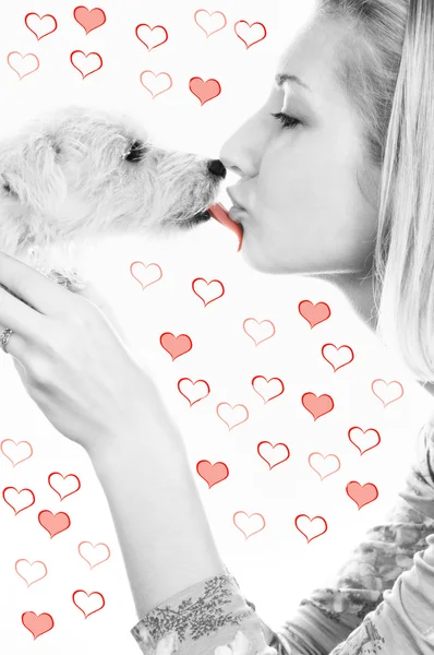 Блондинка с милым щенком на абстрактном фоне сердца — стоковое фото