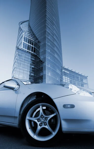 Imagem de um carro esporte moderno em frente ao prédio de escritórios (tonificado — Fotografia de Stock