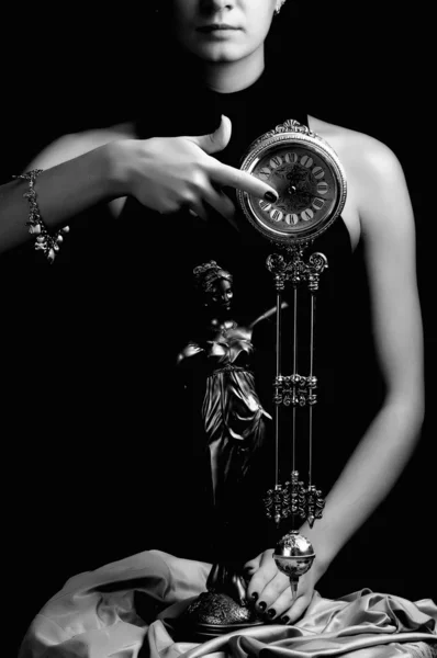 Monochromatyczny Obraz Zegara Pięknej Młodej Dziewczyny Skupić Się Zegar — Zdjęcie stockowe