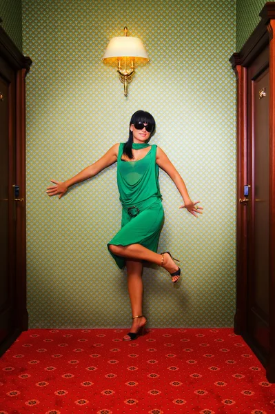 Schöne Brünette Grünem Kleid Das Der Nähe Der Mauer Steht — Stockfoto