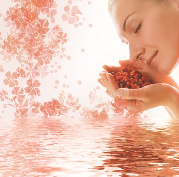 Красива молода жінка з ароматними ягодами відображає — стокове фото