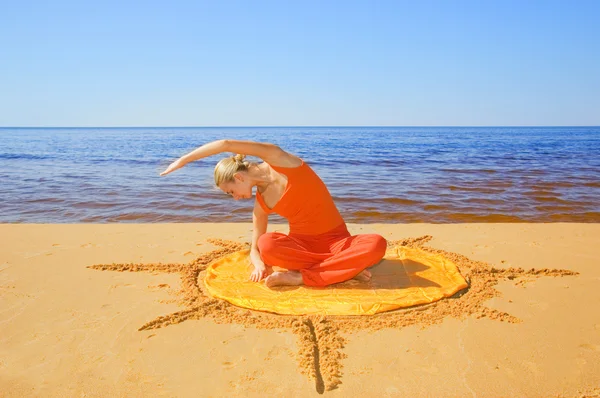 Gyönyörű lány meditál a strandon — Stock Fotó