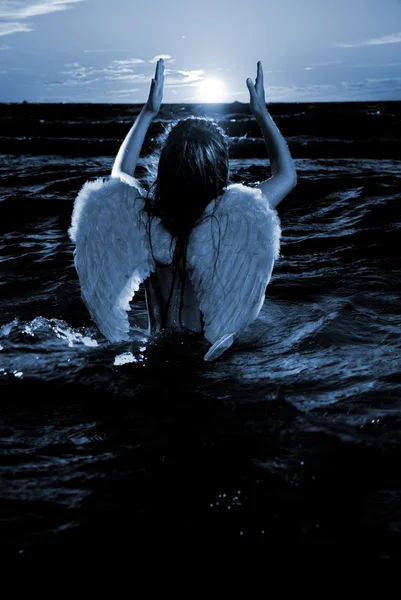 Obrázek malý andílek ve vodě (posílil v modrém) — Stock fotografie