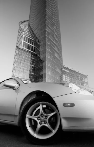 Monochromes Bild Eines Modernen Sportwagens Vor Einem Bürogebäude — Stockfoto