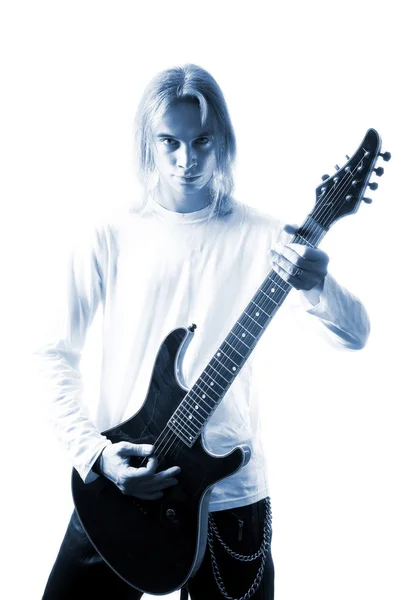 Ung mann med gitar (tonet i blått) ) – stockfoto