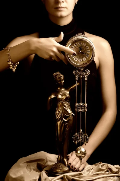 時計と美しい少女のセピア画像 時計に焦点を当てる — ストック写真
