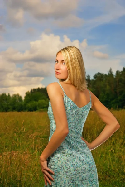 Vacker Blond Flicka Fältet — Stockfoto