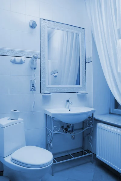 酒店浴室室内色调蓝色Ξενοδοχείο Ατομικό Εσωτερικό Τονισμένο Μπλε — Φωτογραφία Αρχείου