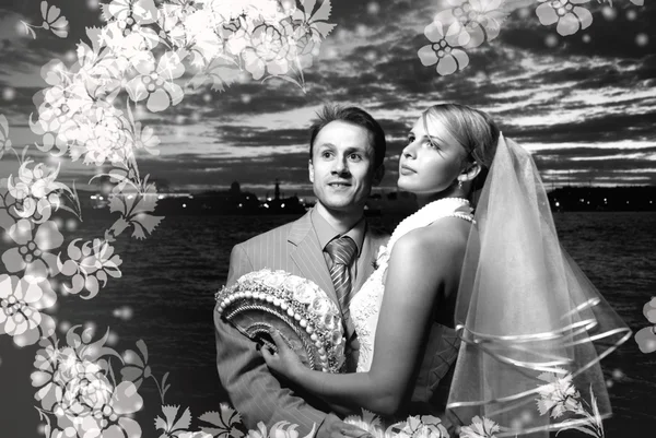 新娘和新郎一起站在河边的单色图片 — 图库照片