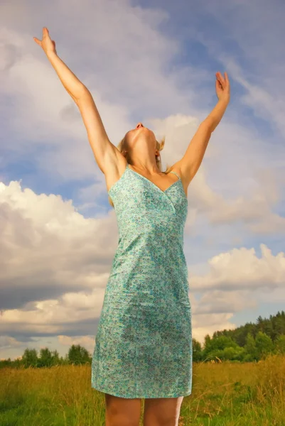 Mooi Meisje Springt Het Veld Blauwe Bewolkte Hemel Achter Haar — Stockfoto