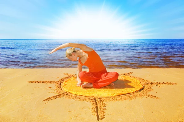 Красивая девушка медитирует на пляже — стоковое фото