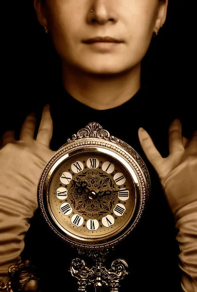 Seppia ritratto di una ragazza con un orologio — Foto Stock