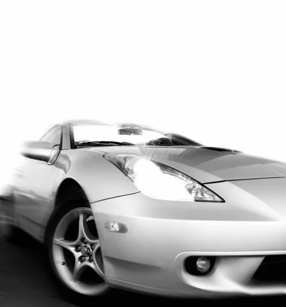 白いれたらに分離された高速スポーツカーのプラモデルのモノクロ写真 — ストック写真