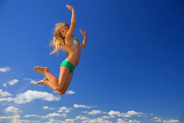 Lilla flickan hoppar i himlen — Stockfoto