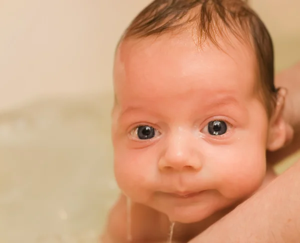 Kleines Kind in der Badewanne — Stockfoto
