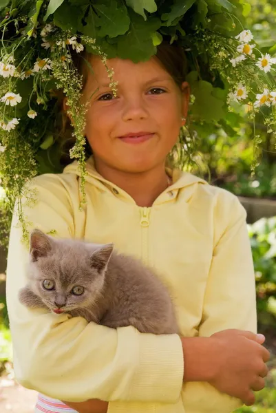 Маленькая девочка с котенком — стоковое фото